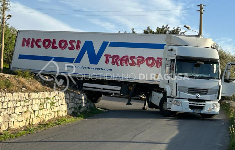 Scicli, tir incastrato sulle curve della Spana