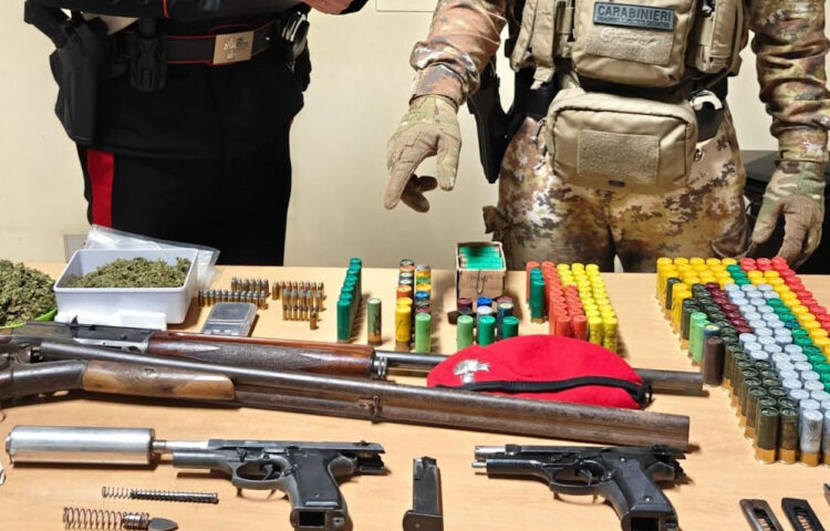 Arrestati 2 vittoriesi per detenzione illecita di armi e droga