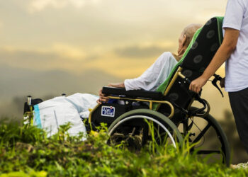 Sicilia, istituzionalizzata la figura del caregiver per l’assistenza domiciliare ai malati gravi