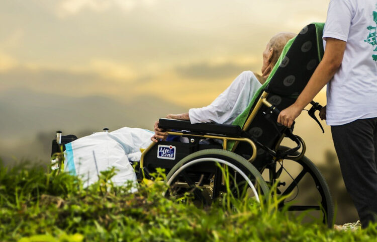 Sicilia, istituzionalizzata la figura del caregiver per l’assistenza domiciliare ai malati gravi
