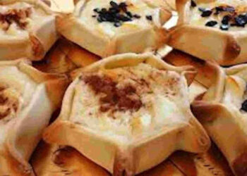 Vassoio di cassate di ricotta ragusane appena sfornate e spolverate con cannella per la Pasqua