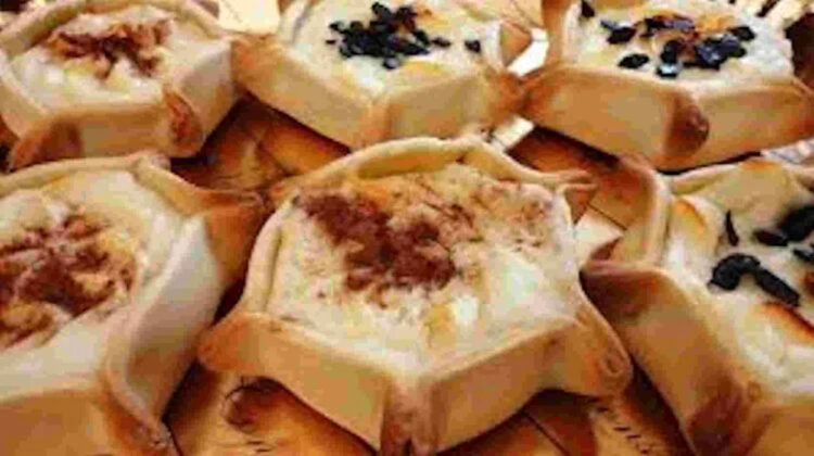 Vassoio di cassate di ricotta ragusane appena sfornate e spolverate con cannella per la Pasqua