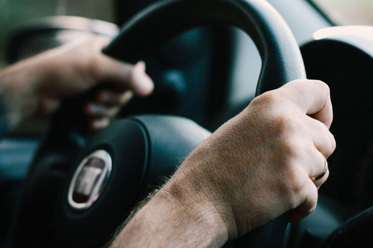 Auto intestata a un familiare, nuova legge: non si può guidare