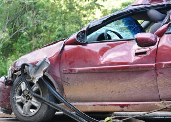 Si schianta con l'auto contro una palma: grave 23enne