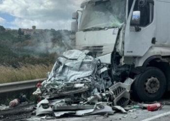 Grave incidente, auto schiacciata tra 2 camion: un morto e un ferito