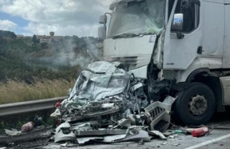 Grave incidente, auto schiacciata tra 2 camion: un morto e un ferito