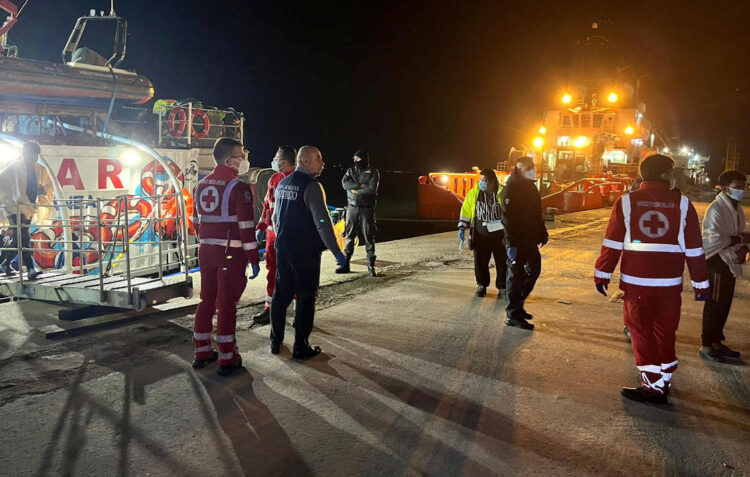 Sbarcati a Pozzallo 27 migranti soccorsi dalla guardia costiera e altri 114 della Ong Mare Ionio