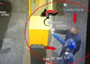 Minaccia minorenne e si fa fare il pieno all'auto, arrestato