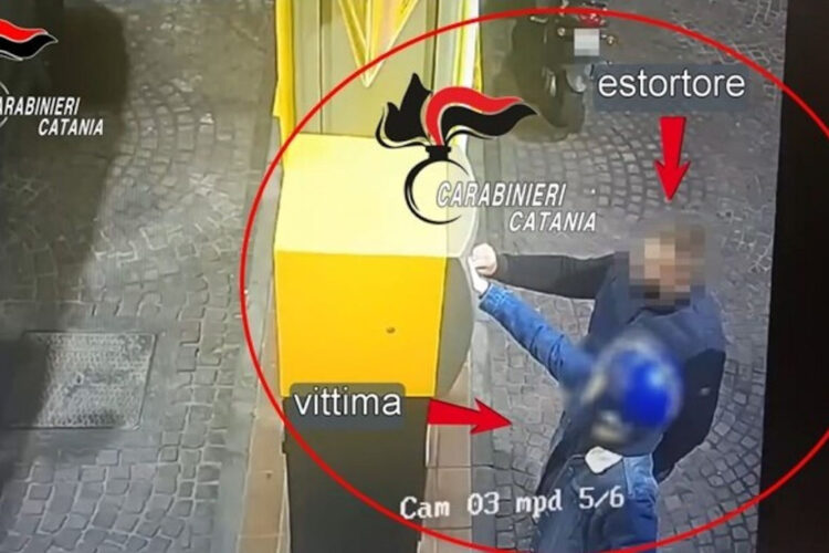 Minaccia minorenne e si fa fare il pieno all'auto, arrestato