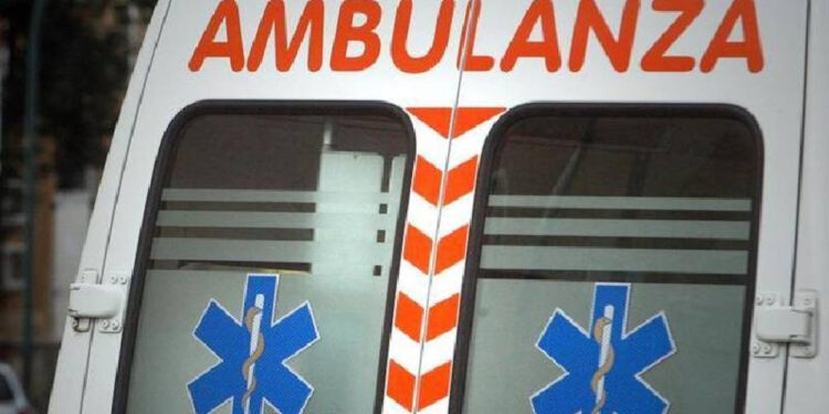 Muore cadendo dalla barella in ambulanza