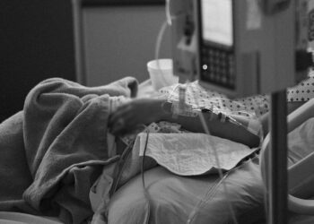 Incidente, 22enne esce dal coma dopo 13 giorni: si sveglia accanto alla mamma