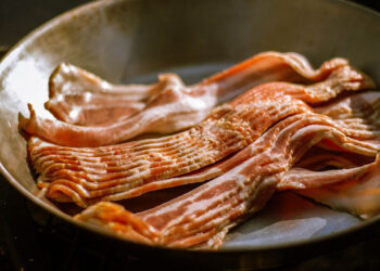 Mangia pancetta cruda e gli viene una tenia al cervello: aveva sempre mal di testa