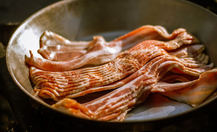 Mangia pancetta cruda e gli viene una tenia al cervello: aveva sempre mal di testa