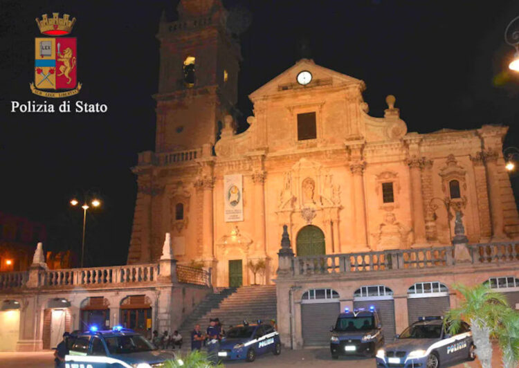 Ragusa, spaccia droga vicino la Cattedrale di San Giovanni: denunciato