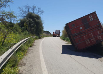 Tragedia sfiorata a Pozzallo: tir perde container in strada