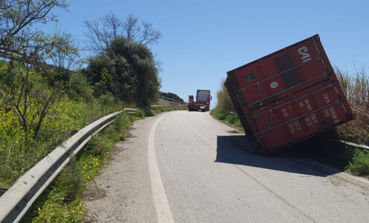 Tragedia sfiorata a Pozzallo: tir perde container in strada