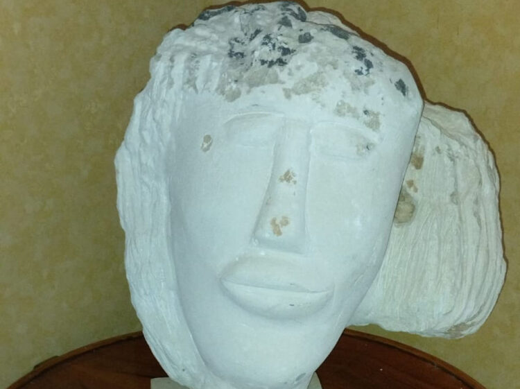 Il maestro Nicolosi dona una scultura alla Prefettura di Ragusa