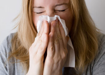 Trattiene uno starnuto e si buca la trachea