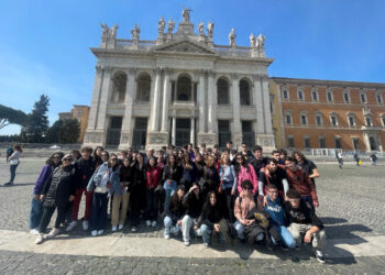 Aeroporto di Fiumicino: gli studenti del Cataudella di Scicli cantano Bella Ciao VIDEO