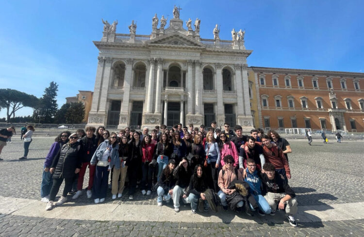 Aeroporto di Fiumicino: gli studenti del Cataudella di Scicli cantano Bella Ciao VIDEO