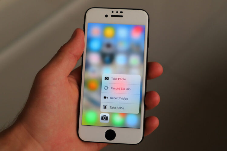 Filmano compagno di classe e diffondono video hot: 5 denunce