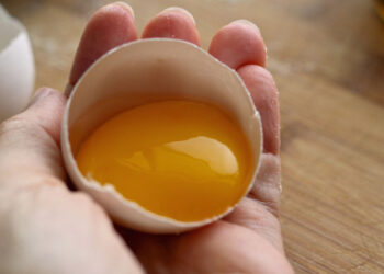 Tuorlo d'uovo sul viso: benefici per la pelle