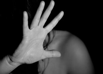 Ragusa, calci e schiaffi alla convivente: arrestato