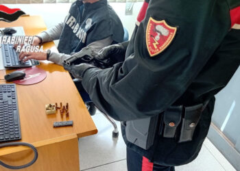 Scene da film a Modica, spedizione punitiva nei confronti dell'amante