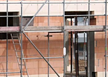 Cantiere edile con diverse strutture in costruzione, rappresentando il tema del condono edilizio