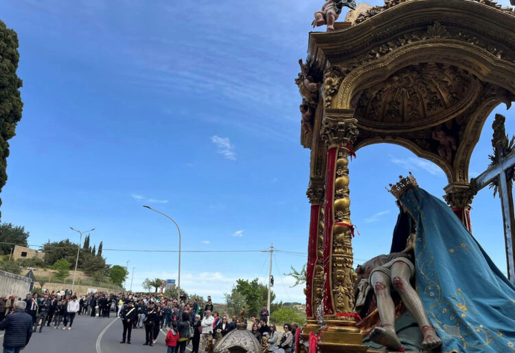 Onori alla propria regina a Monterosso Almo