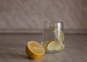 Bere acqua e limone al mattino: benefici per la salute