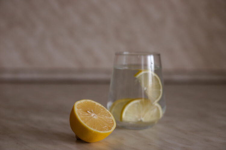 Bere acqua e limone al mattino: benefici per la salute
