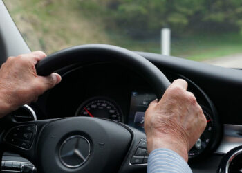 Modica, anziano 91enne scappa da casa di riposo e va in giro con l'auto: almeno 5 tamponamenti