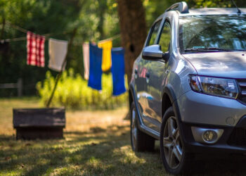 Fa retromarcia con l'auto e investe suo figlio di un anno e mezzo: è morto