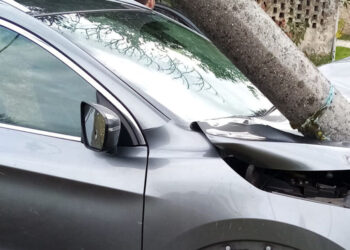 Modica, 30enne si schianta con l'auto contro un palo: vivo per miracolo