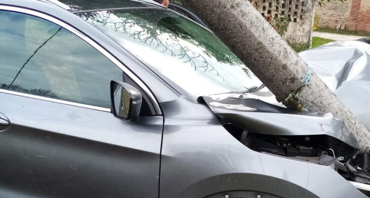 Modica, 30enne si schianta con l'auto contro un palo: vivo per miracolo