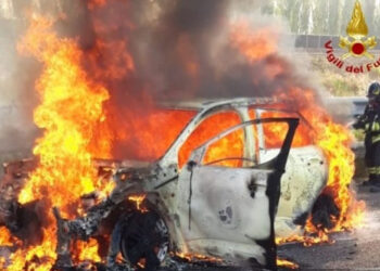 Auto prende fuoco: muore carbonizzato