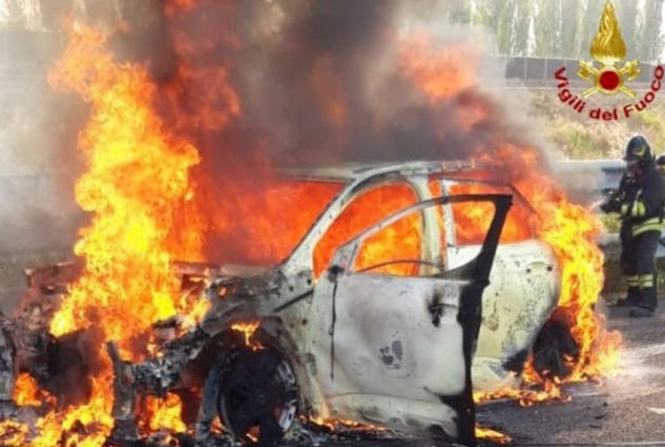Auto prende fuoco: muore carbonizzato
