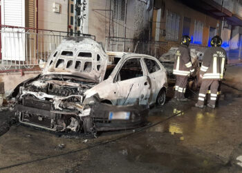Due auto a fuoco a Pozzallo: evacuata abitazione per perdita di gas