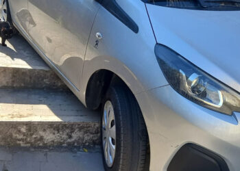 Modica, automobilista sbaglia strada e scende scale con macchina