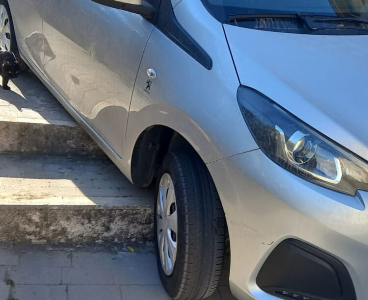 Modica, automobilista sbaglia strada e scende scale con macchina