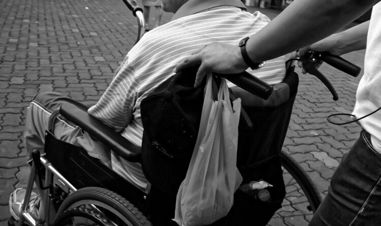 Bonus colf e badanti 2024 fino a 3.600 euro: requisiti, come averlo e come fare domanda