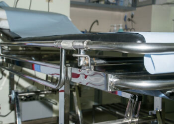 Stanco di aspettare si alza dalla barella e picchia un infermiere e un ausiliario
