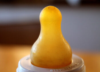 Vino nel biberon per errore, la nonna ha confuso le bottiglie: bimbo di 4 in coma etilico