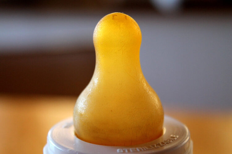 Vino nel biberon per errore, la nonna ha confuso le bottiglie: bimbo di 4 in coma etilico