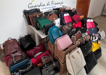 Sequestrate 80 borse contraffatte di Prada, Moschino, Gucci, Tommy Hilfiger e Louis Vuitton
