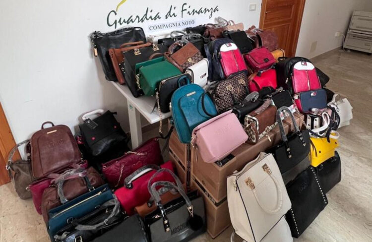 Sequestrate 80 borse contraffatte di Prada, Moschino, Gucci, Tommy Hilfiger e Louis Vuitton
