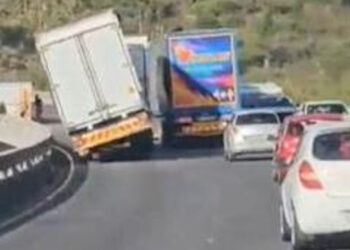 Maltempo, venti da record spingono camion e veicoli giù dal viadotto VIDEO