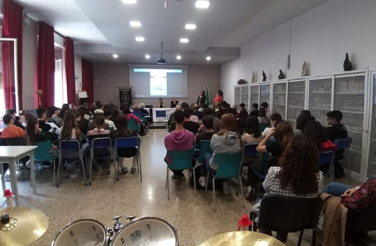 Il lavoro del cronista contro fake news e propaganda al Carducci di Comiso