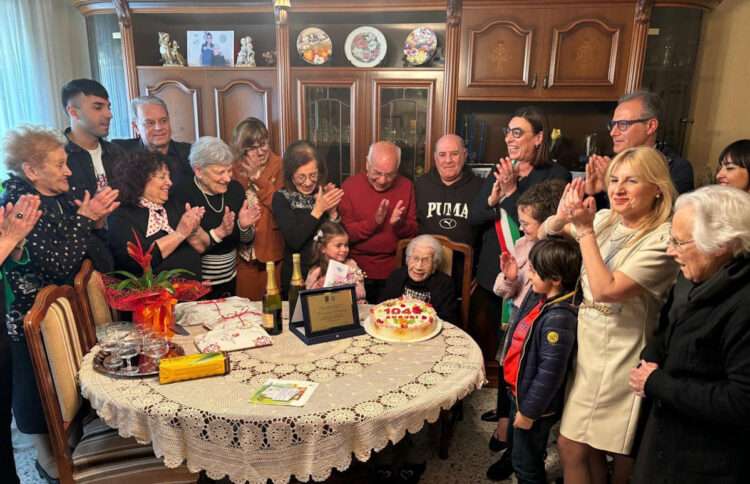 Modica, 104 anni e non sentirli: festa di compleanno per Giorgio Pisana e Grazia Fidone